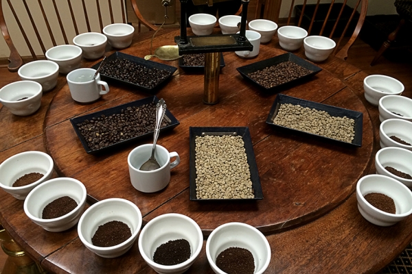 Cupping káv z produkce PRAŽÍRNY NA SCHŮDKÁCH